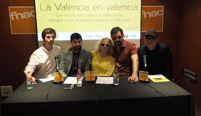 Mariola Cubells, entre Vicent Baydal y Eugeni Alemany, y otros  animadores de &#039;La Val&egrave;ncia en valenci&agrave;&#039;.