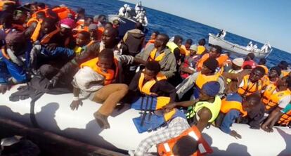 La Guàrdia Costera italiana rescata 220 immigrants al Mediterrani.