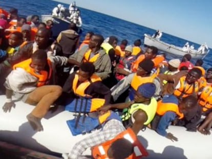 Guarda Costeira italiana resgata 220 imigrantes no Mediterrâneo.