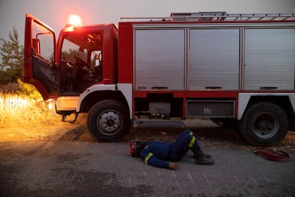 Un bombero durante el incendio del pueblo de Asklipio (Grecia), este lunes.