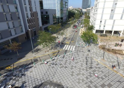 Calle Roc Boronat en Poblenou, abierta a un tráfico 'sin prioridad y a baja velocidad'. |