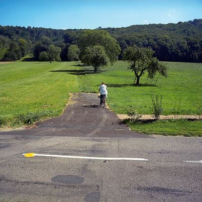 Un punto amarillo es la &uacute;nica pista que indica la l&iacute;nea entre Francia (izquierda) y Suiza, en la carretera D10, al sur de Pfetterhouse (Alsacia).