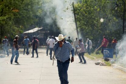 Enfrentamientos entre agricultores y miembros de la Guardia Nacional por el control de una presa en Chihuahua, México.