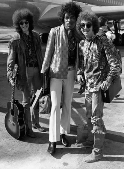 Foto de 1967 que muestra a Noel Redding (izq.) Jimi Hendrix (centro) y Mitch Mitchell (decha.) en el aeropuerto de Heathrow, en Londres