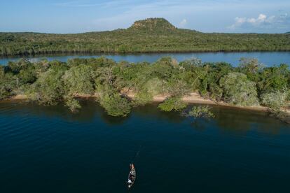 Homem pesca no rio Tapajós, no Pará. Terra indígena da etnia Munduruku é a mais explorada pelo garimpo, segundo o Observatório do Mercúrio.