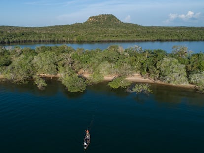 Homem pesca no rio Tapajós, no Pará. Terra indígena da etnia Munduruku é a mais explorada pelo garimpo, segundo o Observatório do Mercúrio.