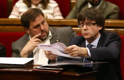 El president de la Generalitat, Carles Puigdemont, acompanyat del vicepresident, Oriol Junqueras, durant una sessió de control a l'Executiu català al Parlament.