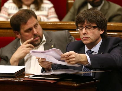 El presidente de la Generalitat, Carles Puigdemont, acompañado del vicepresidente, Oriol Junqueras (i), durante una sesión de control al ejecutivo catalán en el Parlament. EFE/Archivo