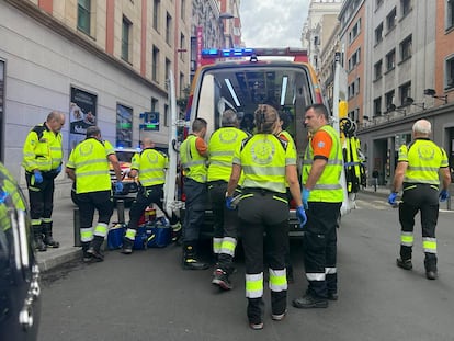 Sanitarios de Samur-Protección Civil trasladan a la mujer herida este sábado por arma blanca en hotel Santo Domingo, en Madrid.