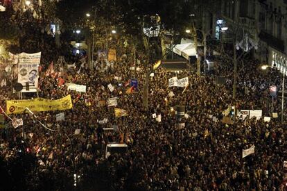 Miles de personas se concentran en Barcelona contra los recortes en la jornada de huelga general.