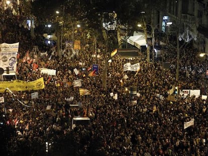 Miles de personas se concentran en Barcelona contra los recortes en la jornada de huelga general.