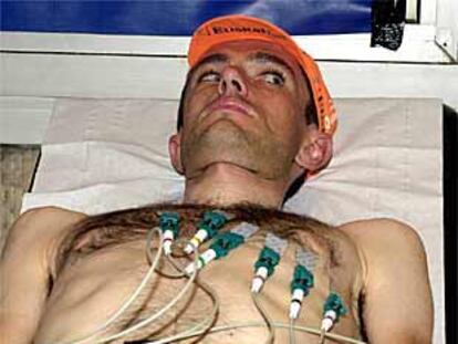 Roberto Laiseka, del Euskaltel, pasa el reconocimiento médico.