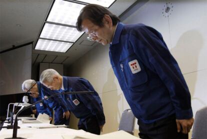 El presidente de Tepco, Tsunehisa Katsumata (segundo por la derecha) se inclina para pedir perdón con otros ejecutivos de la eléctrica, durante la rueda de prensa en Tokio.