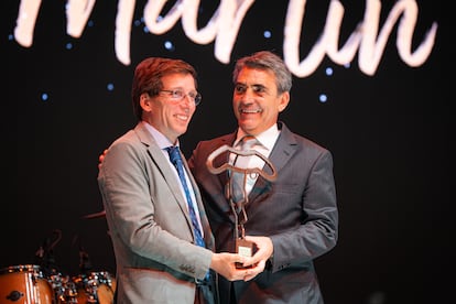 En la Gala San Isidro 2024, Victorino Martín recibió de manos del alcalde de Madrid el premio a la mejor ganadería en Las Ventas en el año anterior.
