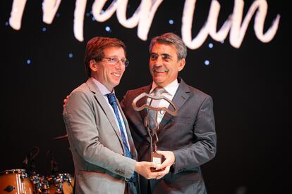 En la Gala San Isidro 2024, Victorino Martín recibió de manos del alcalde de Madrid el premio a la mejor ganadería en Las Ventas en el año anterior.