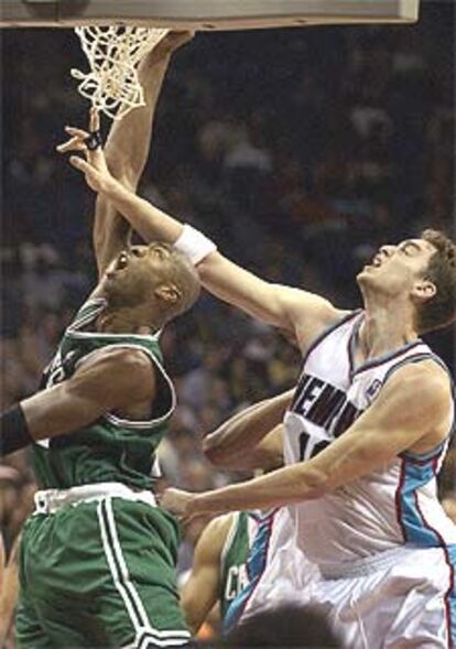 Gasol disputa el balón al jugador de los Celtics Vin Baker.