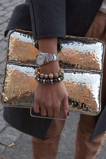 Sombreros de ala o de lana, joyas excéntricas u originales bolsos. Los asistentes a la Semana de la Moda de Nueva York nos muestran cómo combinan sus accesorios.