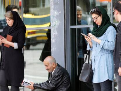 Unas iraníes consultan sus teléfonos móviles, esta semana en Teherán.