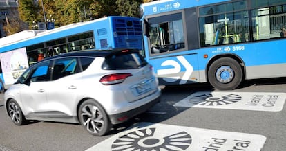 Autobuses de la EMT en la zona de Madrid Central.