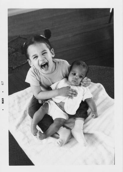 Kamala Harris y Maya, su hermana pequeña, en marzo de 1967