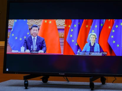 El presidente chino, Xi Jinping, y la presidenta de la Comisión Europea, Ursula von der Leyen duranta la cumbre virtual UE-China el 1 de abril de 2022.