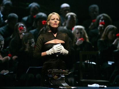 Elin Rombo actúa en <i>Al gran sole carico d'amore</i>, de Luigi Nono, en el Festival de Salzburgo.