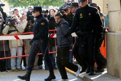 El asesino confeso de Marta del Castillo ha sido recibido a las puertas de los juzgados del Prado de San Sebastián (Sevilla) por una multitud que le increpaba al grito de "asesino" y "¿dónde está el cuerpo?"