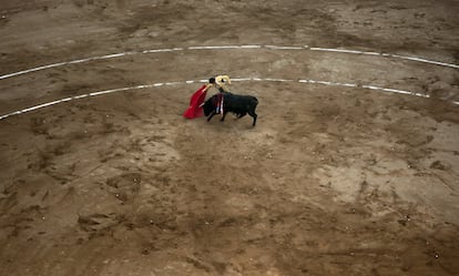 José Tomás da los últimos pases en la arena de la Monumental de Barcelona, que hoy acoge su última corrida de toros por la prohibición en Cataluña.