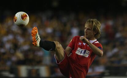 Rakitic trata de controlar un balón.