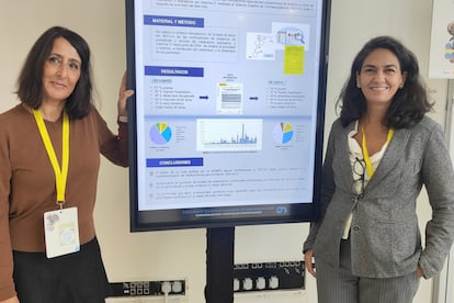 Eva María Trejo -izquierda-, coordinadora del Centro de Farmacovigilancia de Extremadura, y María José Peñalver, miembro del de la Región de Murcia, en la presentación de los resultados del estudio en una reunión del Sistema de Farmacovigilancia celebrada en Oviedo en noviembre.