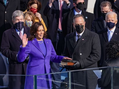 Kamala Harris se juramenta como vicepresidenta de Estados Unidos en Washington en enero de 2021.
