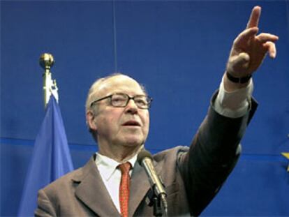 El jefe de los inspectores de la ONU, Hans Blix, ayer, durante su rueda de prensa en Bruselas.