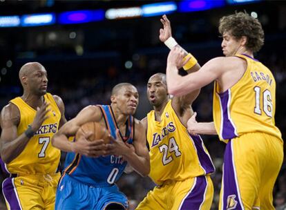 Lamar Odom, Bryant y Gasol apuntalaron una victoria más de los Lakers