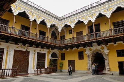 La más impecable de todas es, probablemente, el Palacio Torre Tagle (en la foto), con llamativos balcones moriscos y portada barroca. Pero hay otras mansiones ante las que hay que pararse en el centro histórico, como la Casa de Aliaga (casadealiaga.com), ocupada por 16 generaciones de la misma familia. Su fachada no impresiona, pero el interior es maravilloso, con mobiliario antiguo y azulejos. Magnífica también es la Casa de la Riva, del siglo XVIII, con bontos balcones de madera, un elegante patio y mobiliario de época, así como la Casa de Oquendo, de color añil, en su día la casa más alta de Lima; desde su torre de observación se ve Callao. En el Museo Pedro de Osma tendremos una visión general de los tiempos coloniales, en un bonito entorno decorado con exquisitos cuadros de la Escuela de Cuzco y reliquias del virreinato.