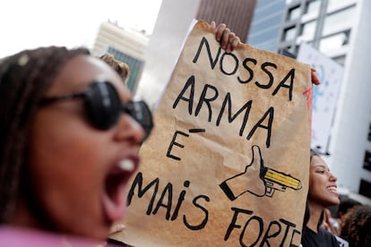 "Nossa arma é mais forte", diz cartaz de manifestante na avenida Paulista, em São Paulo