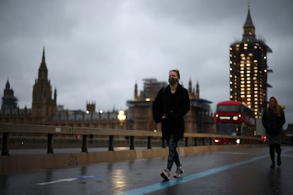 Viandantes en el puente de Westminster, en Londres, este miércoles.