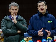 El presidente de la Junta de Andalucía Juanma Moreno Bonilla y el líder del PP Alberto Nuñez Feijóo, en Adamuz (Córdoba), en una comparecencia por el accidente de tren.