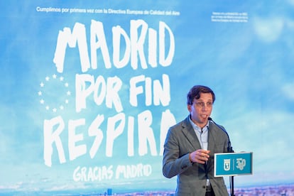 MADRID, 09/01/2023.- El alcalde de Madrid, José Luis Martínez-Almeida, durante la rueda de prensa ofrecida para informar sobre las medidas implantadas por la Estrategia de Sostenibilidad Ambiental Madrid 360, este lunes en Madrid. EFE/ Rodrigo Jiménez