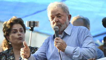 Lula habla en una manifestación en su apoyo en Porto Alegre, junto a Dilma Rousseff.