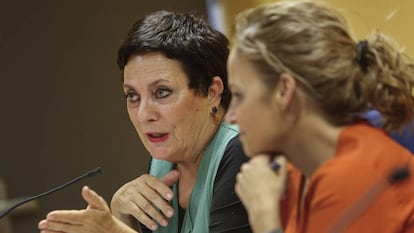 A la izquierda, la diputada en la Asamblea de Madrid, Mercedes Gallizo, y Rosa Peris, parlamentaria del PSPV en las Cortes.