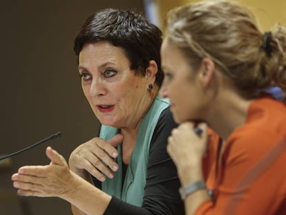 A la izquierda, la diputada en la Asamblea de Madrid, Mercedes Gallizo, y Rosa Peris, parlamentaria del PSPV en las Cortes. 