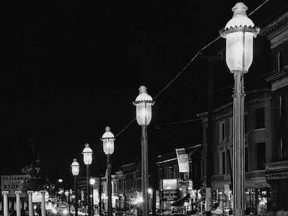 Gas street lamps illuminate the St. Louis district of Missouri in 1962.