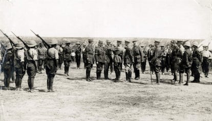 Tropas aliadas em formação durante a operação dos Dardanelos. No dia 25 de abril de 1915, as forças britânicas e francesas desembarcam na península de Galípoli, no estreito de Dardanelos, na Turquia, aliada da Alemanha. O império otomano fechou os estreitos ao começo da guerra, cortando a Rússia a saída ao Mediterrâneo. A campanha aliada, dirigida por Winston Churchill, apontava a atravessar os estreitos de Dardanelos e Bósforo para atacar a Alemanha e Áustria pelo leste e unir forças com Rússia. A operação resultou um fracasso.