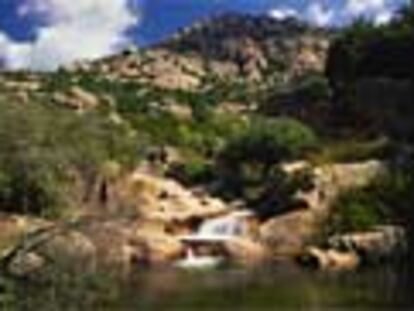 Los árboles bautizaron la sierra como Guadarrama (río de piedra). En la fotografía, el río Manzanares en La Pedriza.