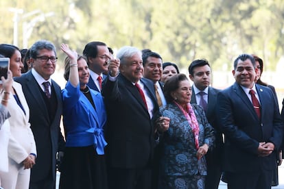 El nuevo presidente mexicano llegó a la sede parlamentaria acompañado por su esposa, Beatriz Gutiérrez Müller, y la luchadora social Ifigenia Martínez.
