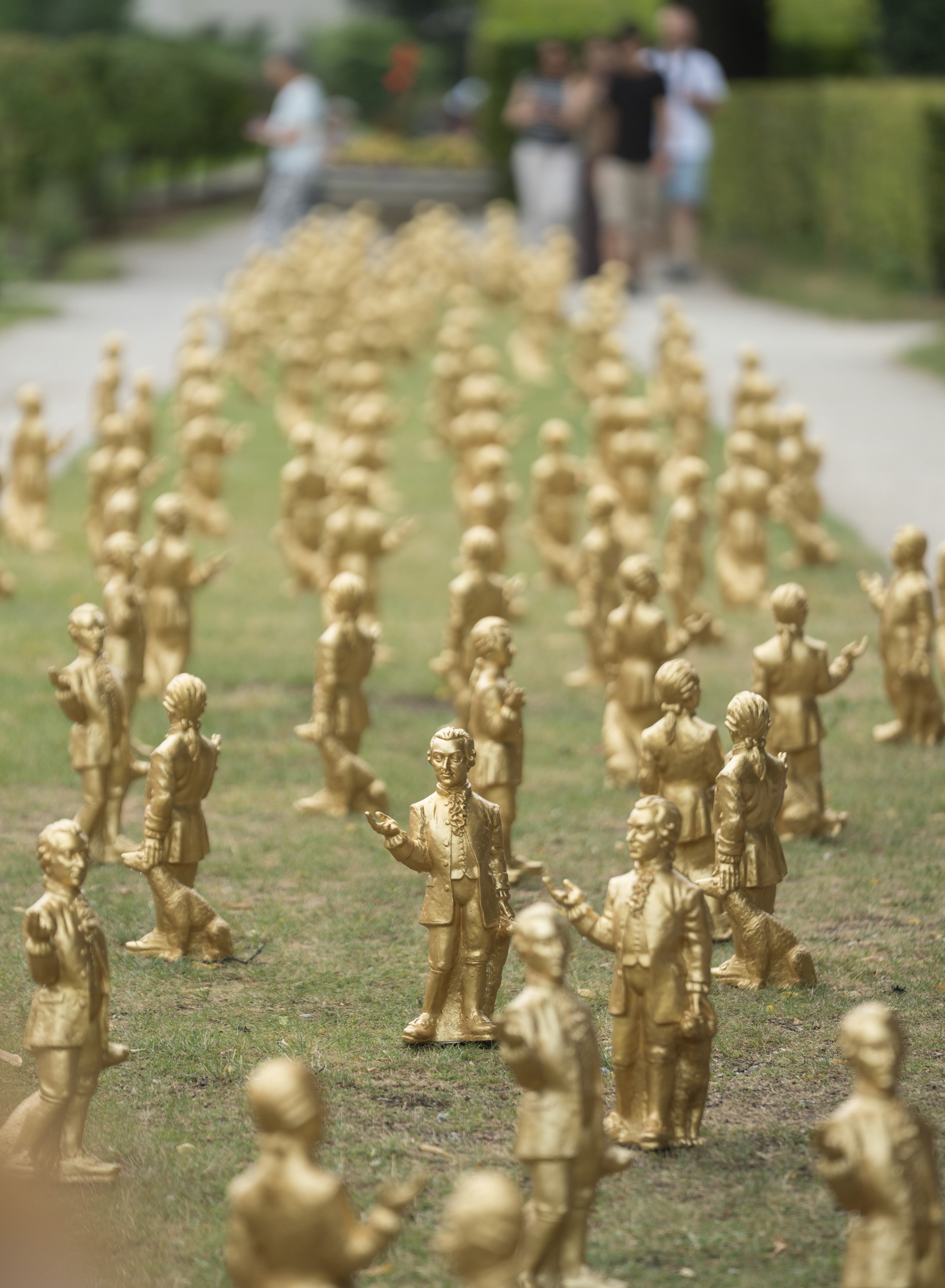 Instalación de las estatuillas de medio metro de Mozart, del artista alemán Ottmar Hörl, en los jardines del Palacio de Mirabell (Salzburgo).