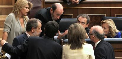 Corrillo de socialistas y populares junto al presidente del Gobierno, ayer, durante el pleno.