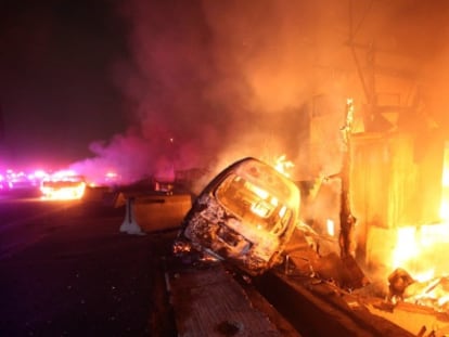 Una furgoneta ardiendo cerca de Ecatepec tras la explosi&oacute;n.