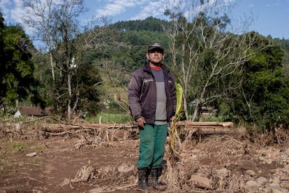 Mauro Vieira Marques, agricultor del municipio de Encantado, entre los escombros de dos cobertizos destruidos en su propiedad.