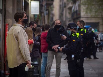 La Guardia Urbana ya hizo ayer viernes actuaciones para evitar botellones.